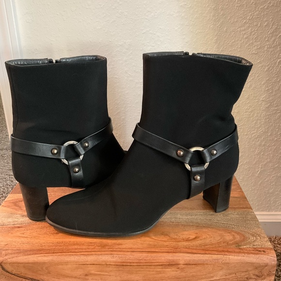 EUC, Stuart Weitzman, Gor-Tex Black Pointed Toe Ankle Boots, Sz 9.5, MSRP $300+ - Picture 4 of 7